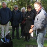 Wyp Jan Groendijk geeft uitleg bij begraafplaats Vredenhof (c) Fien Duijnmayer