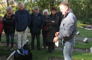 Wyp Jan Groendijk geeft uitleg bij begraafplaats Vredenhof (c) Fien Duijnmayer